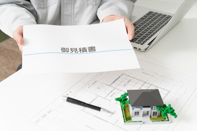 見積書を差し出す業者