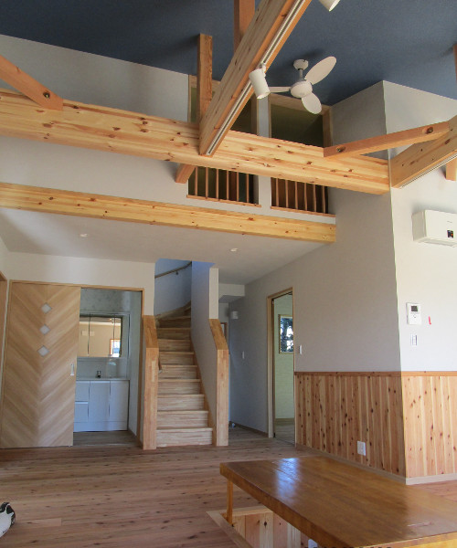 木材をふんだんに使用した内装