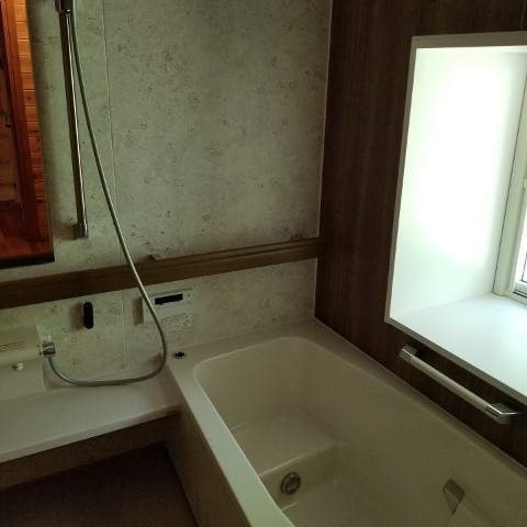 光が差し込んでいる浴室