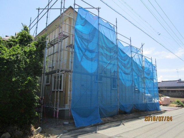 養生シートで覆われた家