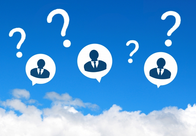 青空に浮かぶ人のアイコンと疑問符