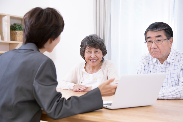 業者と年配の夫婦で相談している様子